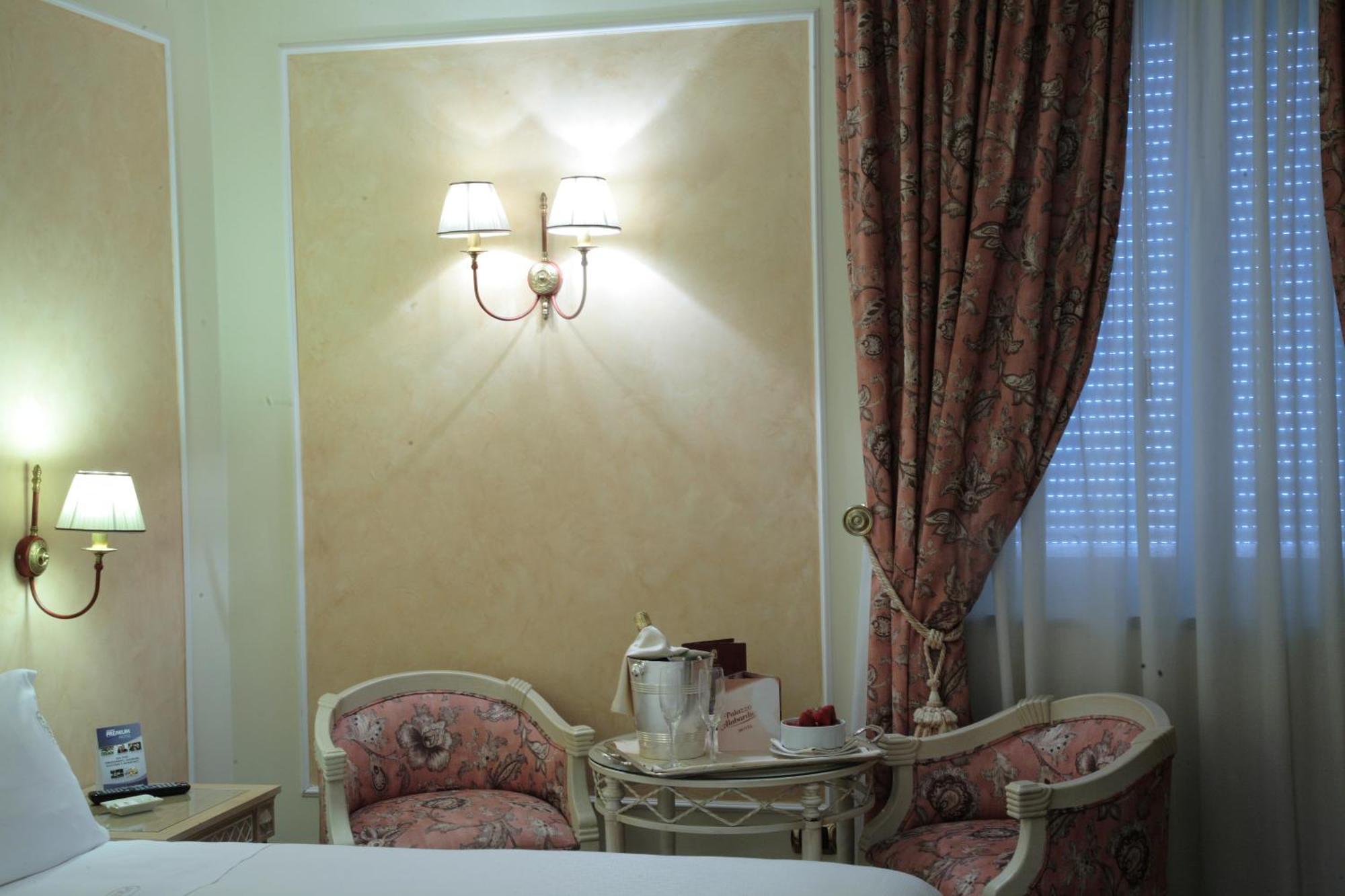 Palazzo Alabardieri Napoli Bagian luar foto